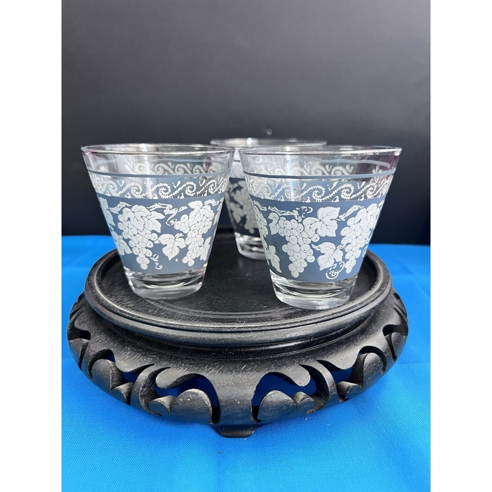 SET OF 3‎ WEDGEWOOD HAZEL ATLAS 2OZ  GRAPES BLUE AND WHITE SHOT GLASSES (114)